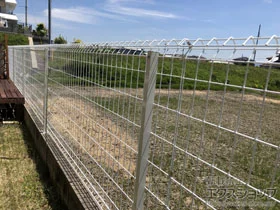 YKKAPのフェンス・柵 イーネットフェンス1F型 自由柱施工 施工例