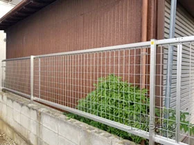 YKKAPのフェンス・柵 シンプレオフェンスM2型 縦井桁メッシュ 自由柱施工 施工例