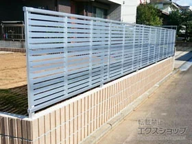 YKKAPのフェンス・柵 シンプレオフェンス3型 横太格子 自由柱施工 施工例