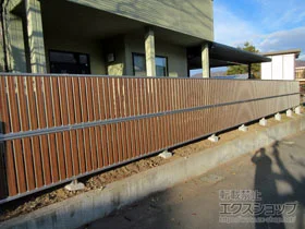 YKKAPのフェンス・柵 ルシアスフェンスF03型 たて半目隠し 木調カラー 2段支柱 自立建て用 施工例