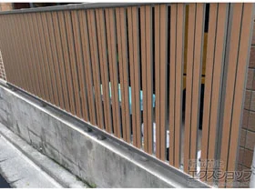 YKKAPのフェンス・柵 ルシアスフェンスF03型 たて半目隠し 木調カラー自由柱施工 施工例