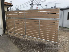 YKKAPのフェンス・柵 ルシアスフェンスF04型 横板 木目カラー 2段支柱 自立建て用（パネル2段） 施工例
