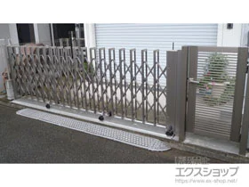 三協アルミの門扉 ニューカムフィ1型 横細格子 片開き 門柱タイプ 施工例