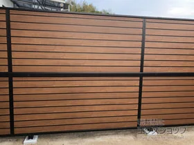 YKKAPのフェンス ルシアスフェンスF02型 横目隠し 木調カラー 2段支柱 自立建て用（パネル2段） 施工例