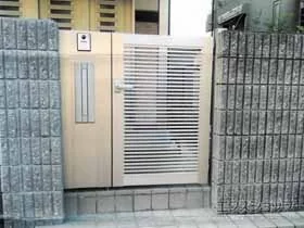 YKKAPの門扉 シンプレオ門扉1型 横格子 両開き親子 門柱使用 施工例