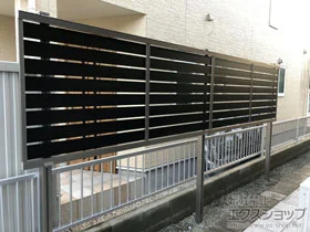LIXIL(リクシル)のフェンス・柵 セレビューフェンス RP3型 2段支柱〔控え柱なし・60角〕（パネル1段） 施工例