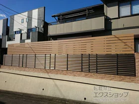 YKKAPのフェンス ルシアスフェンスH02型 横板格子 木調カラー 上段のみ設置 自立建て用 施工例