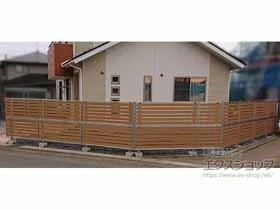 YKKAPのフェンス・柵 ルシアスフェンスF04型 横板 木目カラー 2段支柱 自立建て用(パネル2段) 施工例