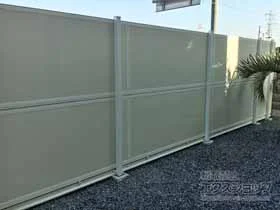 LIXIL(リクシル)のフェンス・柵 防音フェンス すやや R1型 遮音パネル 2段自在柱（パネル2段） 施工例