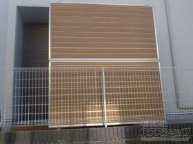 YKKAPのフェンス・柵 ルシアスフェンスF02型 横目隠し 木調カラー 2段支柱施工 施工例
