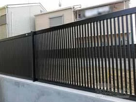 LIXIL リクシル(TOEX)のフェンス・柵 ライシスフェンス 2型 細たて桟 フリーポールタイプ 施工例