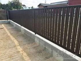YKKAPのフェンス・柵 ルシアスフェンスF03型 たて半目隠し 木調カラー　自由柱施工 施工例