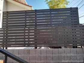 LIXIL(リクシル)のフェンス・柵 セレビューフェンス R3型 2段支柱[控え柱なし・60角]（パネル1段） 施工例
