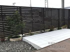 YKKAPのフェンス・柵 ルシアスフェンスH02型 横板格子 木調カラー 2段支柱 自立建て用(パネル2段） 施工例