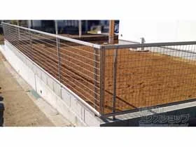 LIXIL(リクシル)のフェンス・柵 アルメッシュフェンス1型 フリーポールタイプ 施工例