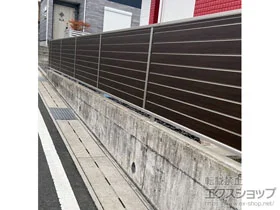 YKKAPのフェンス ルシアスフェンスF02型 横目隠し 木調カラー 自由柱タイプ 施工例