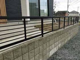 LIXIL(リクシル)のフェンス・柵 プレスタフェンス 1型 細横桟 フリーポールタイプ 施工例