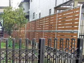 YKKAPのフェンス・柵 ルシアスフェンスF04型 木目カラー 2段支柱 自立建て用（パネル2段） 施工例