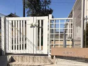 YKKAPのフェンス・柵 シンプレオフェンス11型 井桁粗格子　自由柱施工 施工例