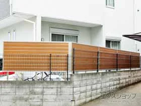 YKKAPのフェンス・柵 ルシアスフェンスF02型 横目隠し 木調カラー 上段のみ設置 ブロック建て用 施工例