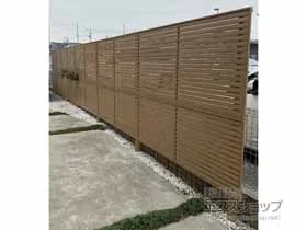 LIXIL(リクシル)のフェンス・柵 フェンスAA YL2型 横ルーバー ブラインド 木調カラー 2段柱 施工例