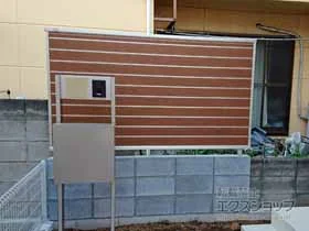 YKKAPのフェンス ルシアスフェンスF02型 横目隠し 木調カラー　自由柱施工 施工例