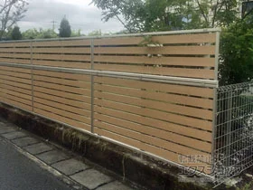 YKKAPのフェンス・柵 ルシアスフェンスF04型 横板 木目カラー 2段支柱 ブロック建て用 施工例