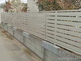 YKKAPのフェンス・柵 シンプレオフェンスSY1型 横スリット 自由柱施工 施工例