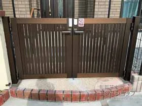 YKKAPの門扉 シンプレオ門扉4型 縦太格子 両開き 門柱使用 施工例