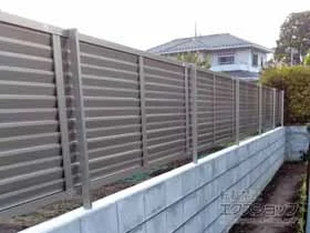 LIXIL(リクシル)のフェンス・柵 プレスタフェンス 8型 横ルーバー フリーポールタイプ 施工例