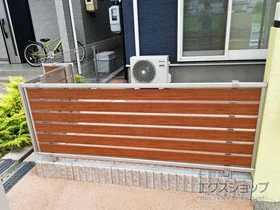 YKKAPのフェンス ルシアスフェンスF04型  横板 木目カラー 自由柱施工 施工例