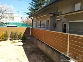 YKKAPのフェンス・柵 ルシアスフェンスF02型　横目隠し　木調カラー　自由柱施工 施工例