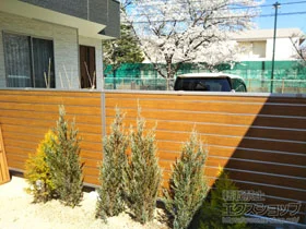 YKKAPのフェンス ルシアスフェンスF02型　横目隠し　木調カラー　自由柱施工 施工例