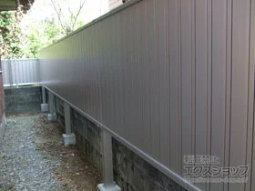 YKKAPのフェンス・柵 シンプレオフェンス6型 たて目隠しタイプ 自由柱施工 施工例