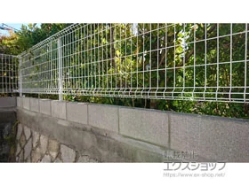 積水樹脂(セキスイ)のフェンス・柵 メッシュフェンスBB 自在柱 施工例