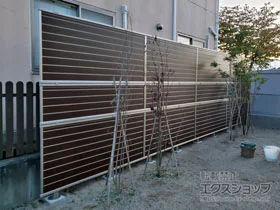 YKKAPのフェンス・柵 ルシアスフェンスF02型 よこ目隠し 木調カラー 3段支柱 自立建て用(パネル3段) 施工例