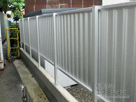YKKAPのフェンス・柵 シンプレオフェンス6型 縦目隠し 自由柱施工 施工例