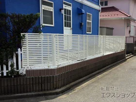 YKKAPのフェンス・柵 シンプレオフェンス3型 横太格子　自由柱施工 施工例