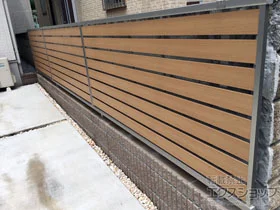 YKKAPのフェンス・柵 ルシアスフェンスF04型 横半目隠し 自由柱施工 施工例