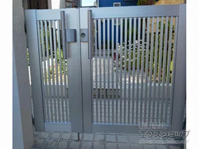 YKKAPの門扉 シンプレオ門扉2型 縦格子 両開き親子 門柱使用 施工例