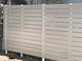 FandFのフェンス・柵 マイティウッド デコ 横貼り13段 隙間10ｍｍ 施工例