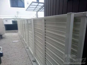 YKKAPのフェンス・柵 シンプレオフェンス5型 横目隠し 自由柱施工 施工例