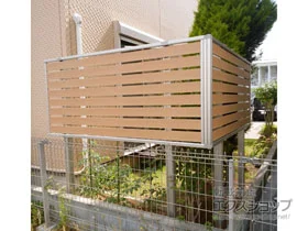 YKKAPのフェンス ルシアスフェンスF04型 横板 木目カラー 上段のみ設置 自立建て用 施工例