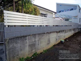 YKKAPのフェンス・柵 ルシアスフェンスH02型 横板格子 アルミカラー 自由柱施工 施工例
