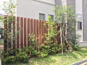 LIXIL(リクシル)のフェンス・柵 デザイナーズパーツ 枕木材 施工例