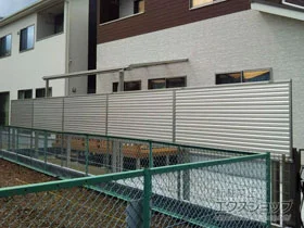 YKKAPのフェンス・柵 ミエーネフェンス 目隠しルーバータイプ 2段支柱 自立建て用（パネル1段） 施工例