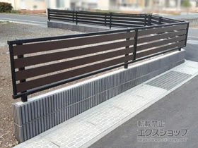 YKKAPのフェンス・柵 モクアルフェンス 横板タイプ 自由柱施工 施工例