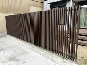 YKKAPのフェンス ルシアス スクリーンフェンスS02型 木調色 自由柱施工 施工例