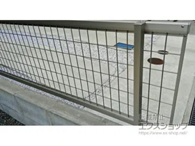YKKAPのフェンス・柵 シンプレオフェンスM2型 横井桁メッシュ 自由柱施工 施工例