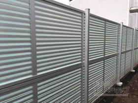 LIXIL(リクシル)のフェンス・柵 プレスタフェンス 8S型 採光ルーバー アルミ多段柱使用（パネル2段） 施工例